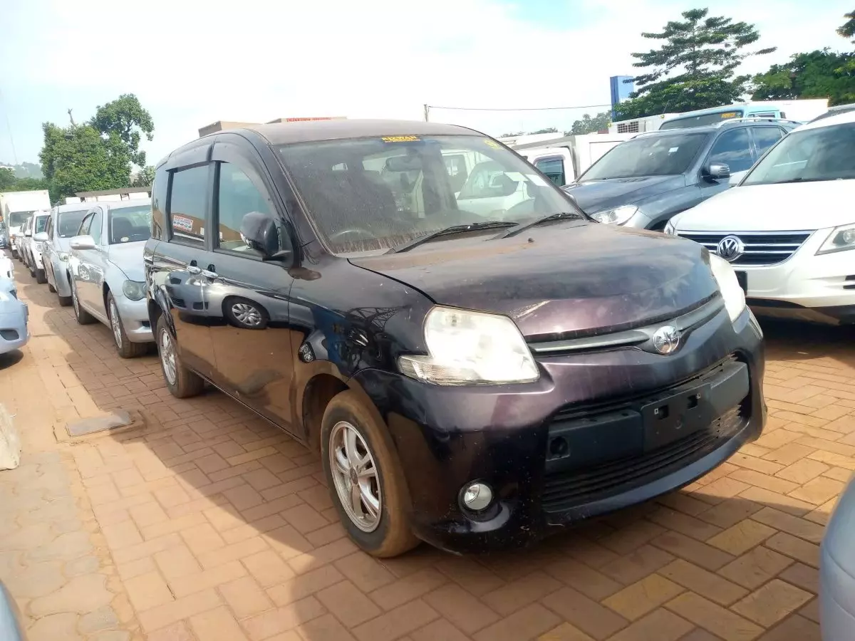 Toyota Sienta - 2011