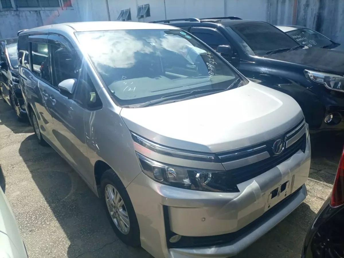 Toyota Voxy  - 2016