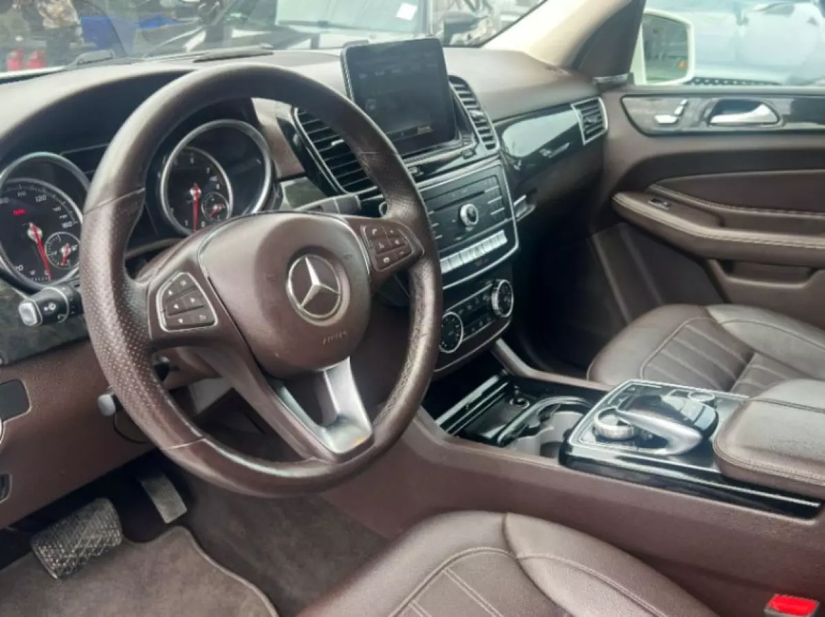 interiorFront