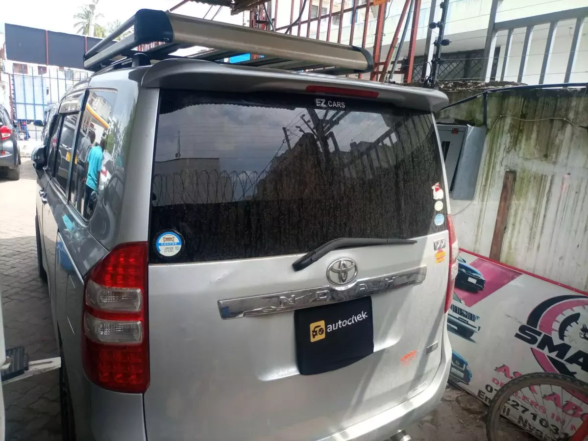 Toyota Noah - 2011
