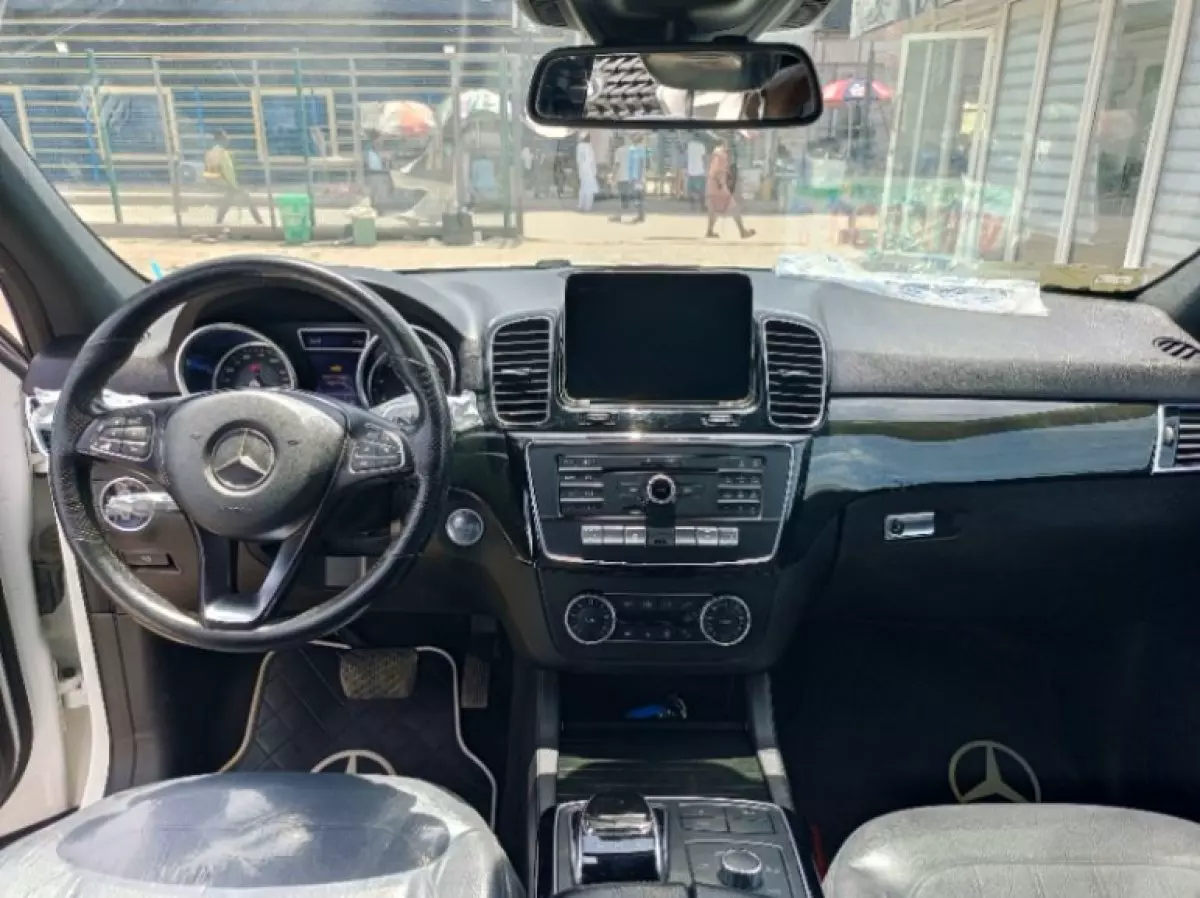 interiorFront