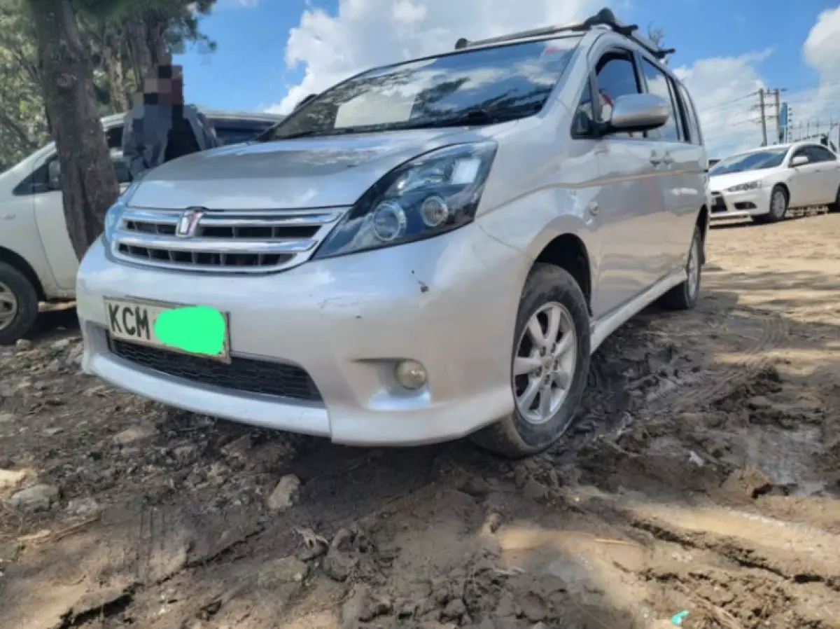 Toyota Isis  - 2014
