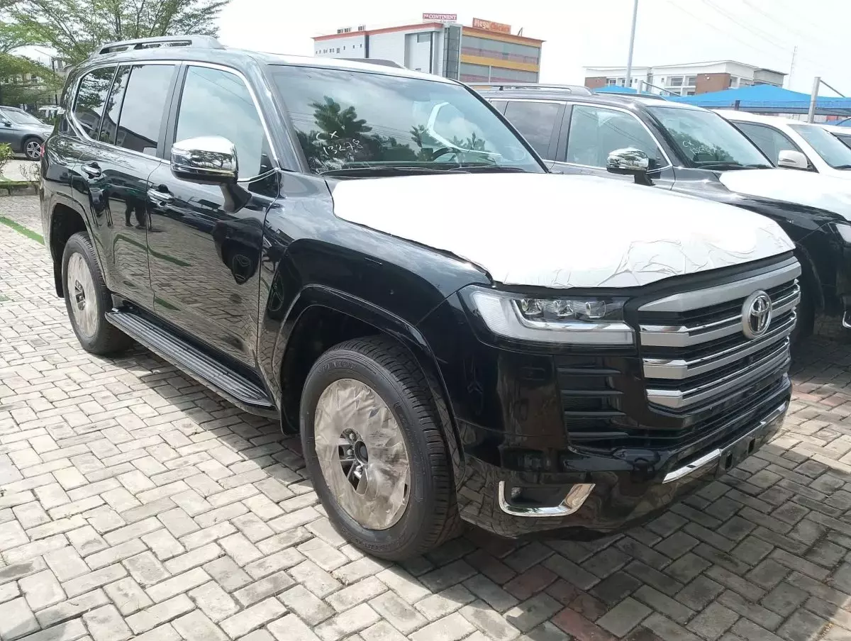 Toyota  Land Cruiser VXR V8 - 2024