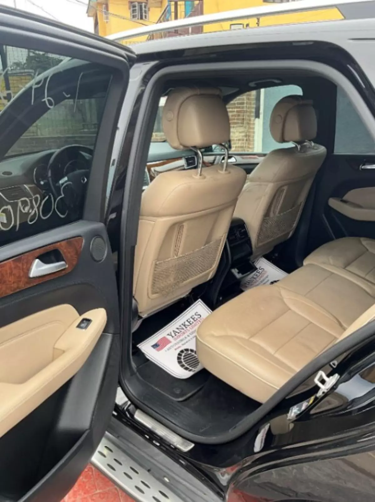 interiorBack