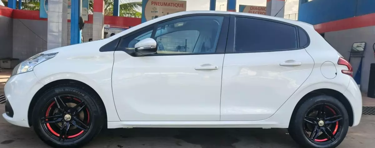 Peugeot 208   - 2019