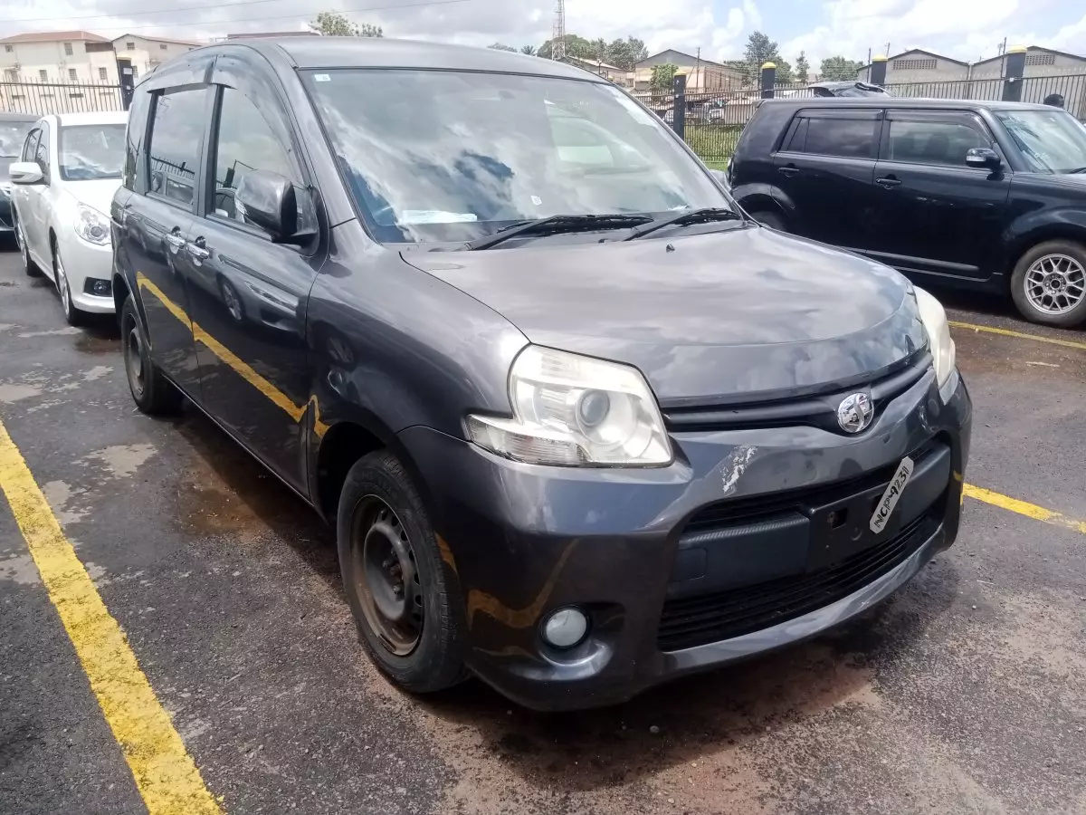 Toyota Sienta - 2011