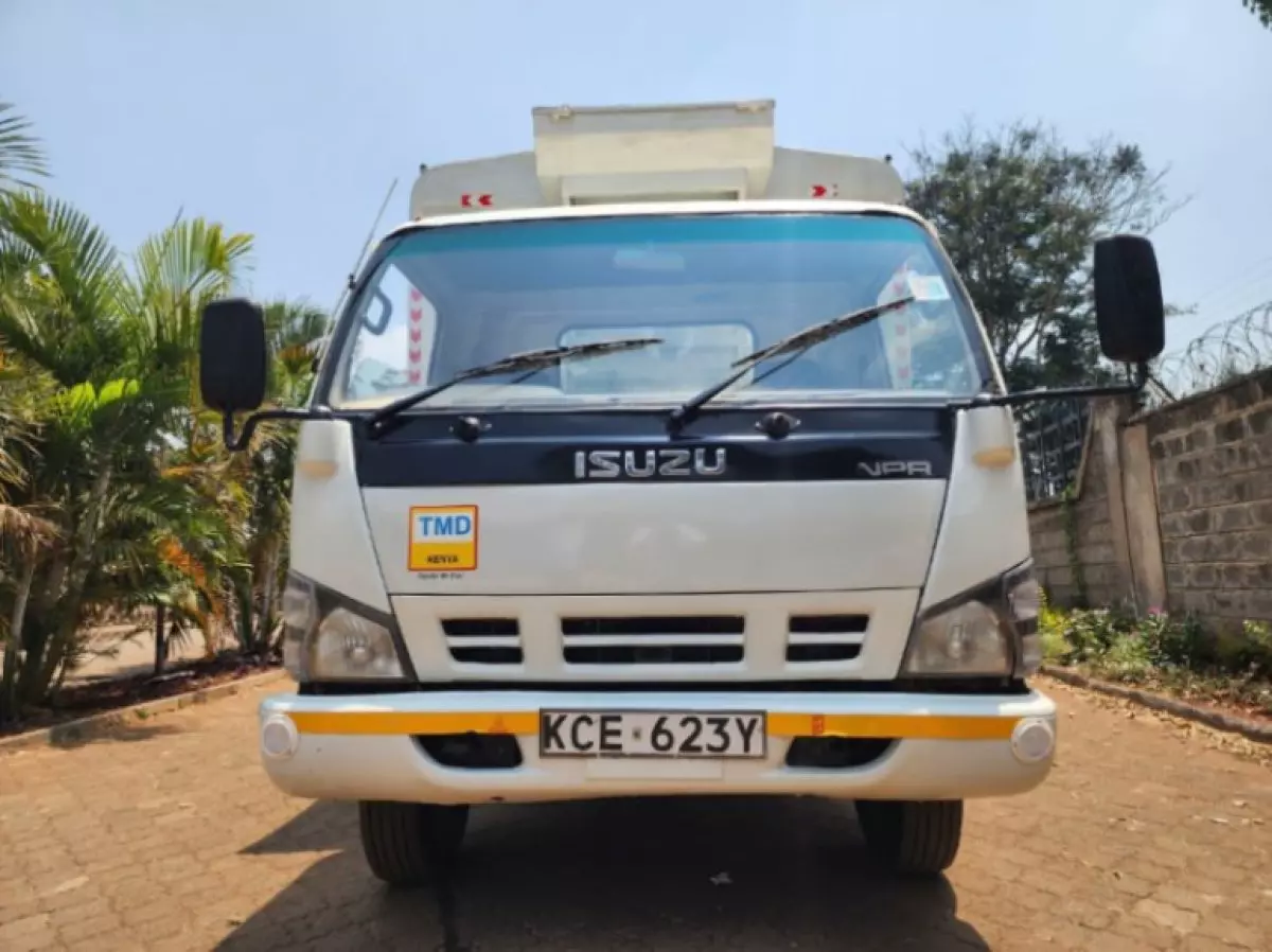 Isuzu NPR - 2015
