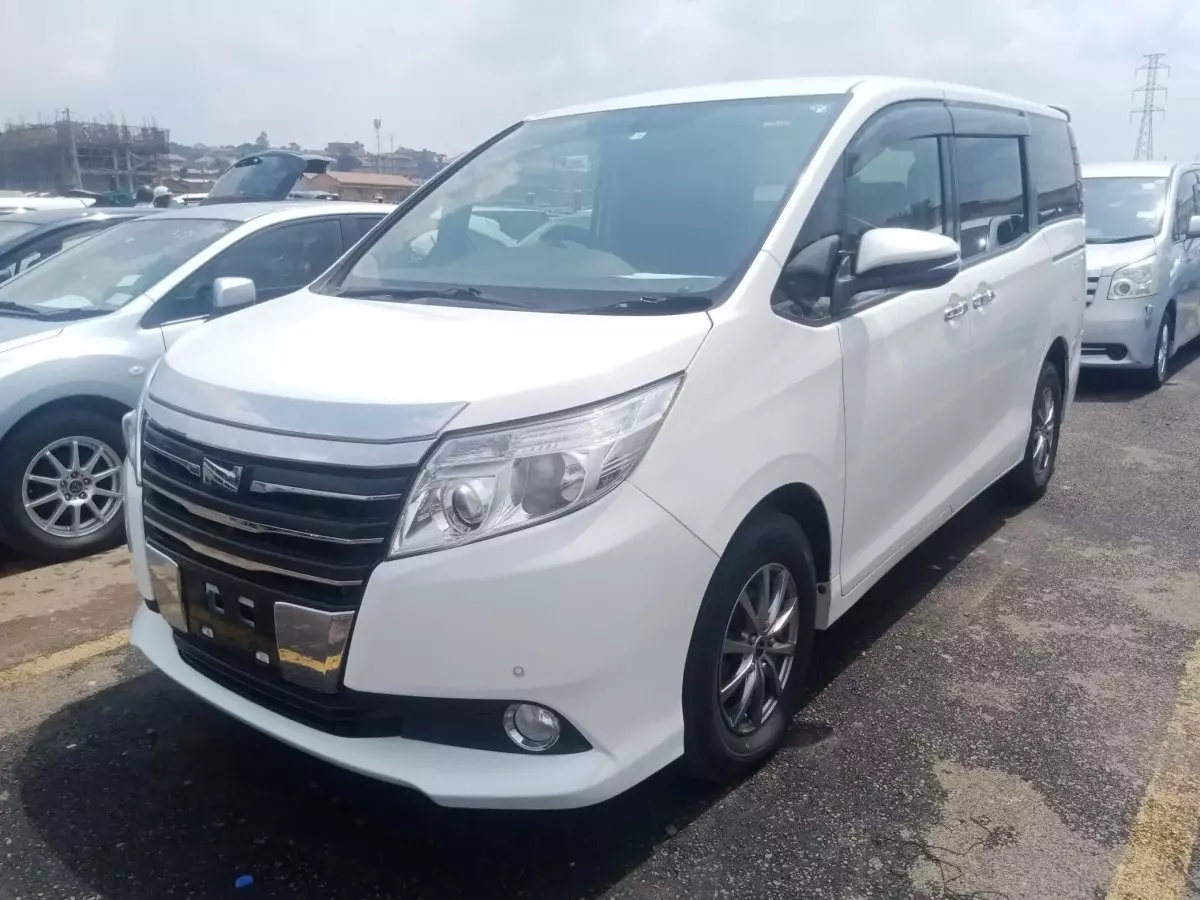 Toyota Noah - 2014
