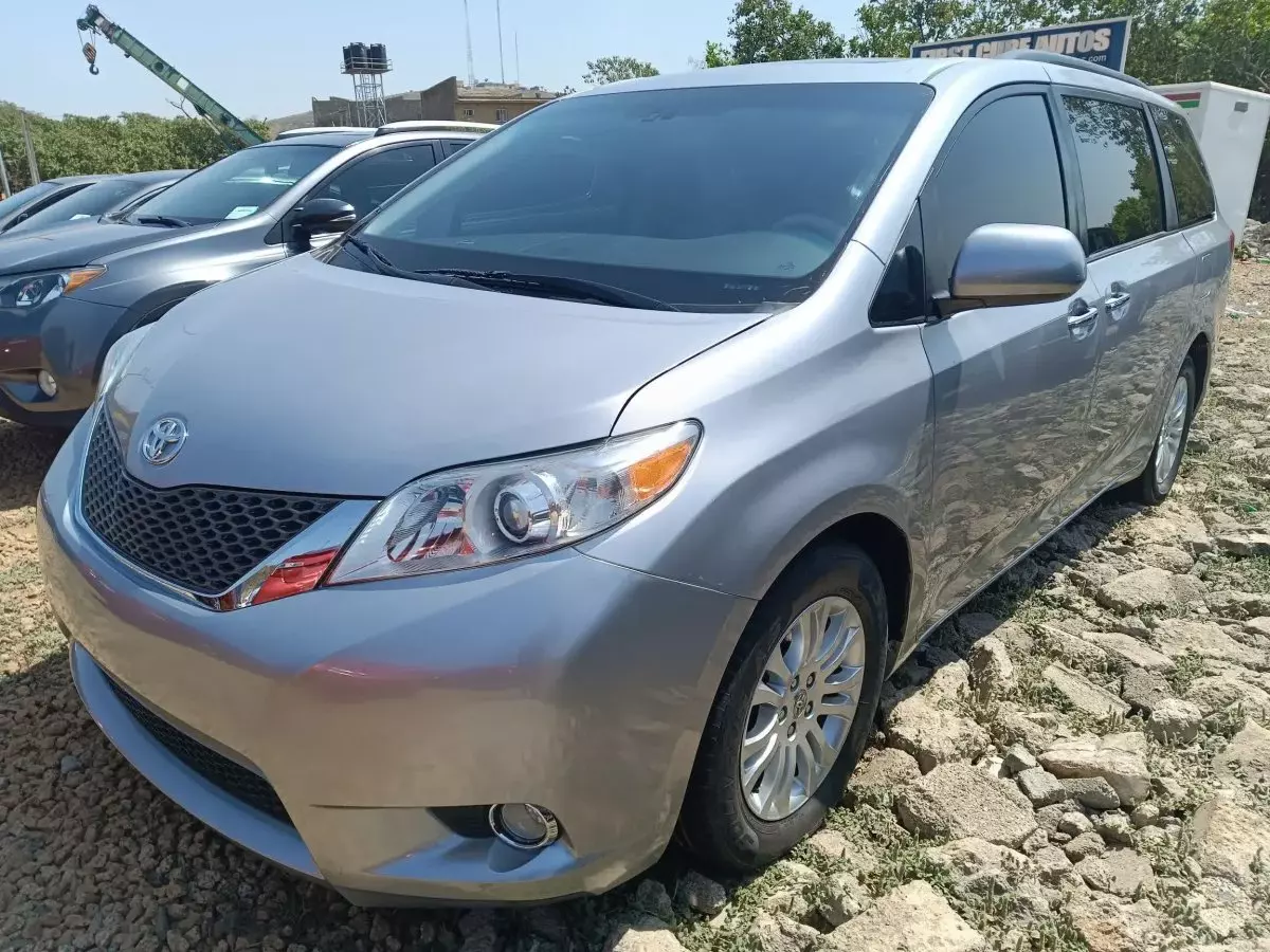 Toyota Sienna - 2011