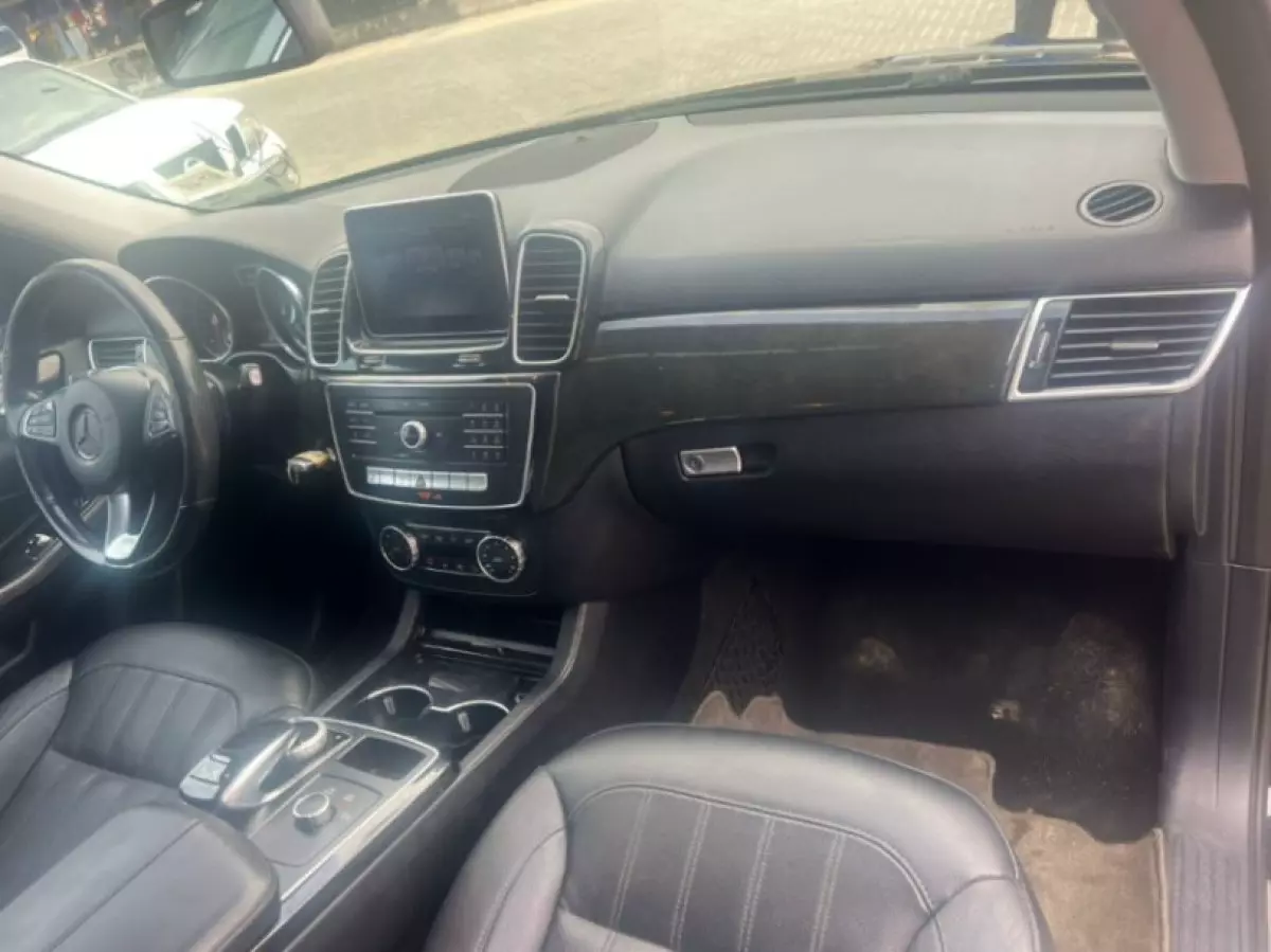interiorFront
