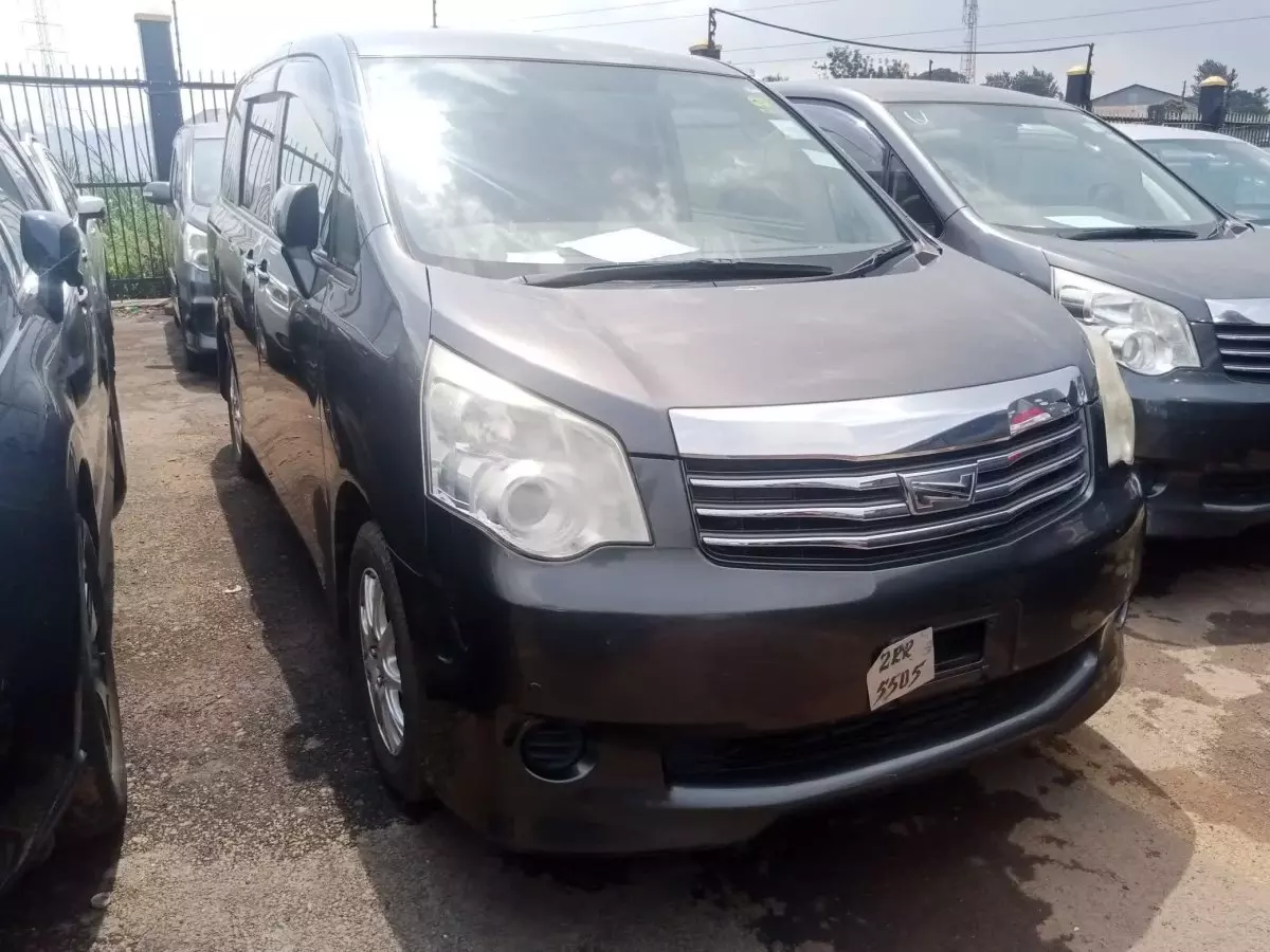 Toyota Noah - 2012