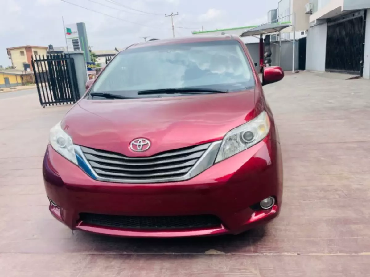 Toyota Sienna - 2015