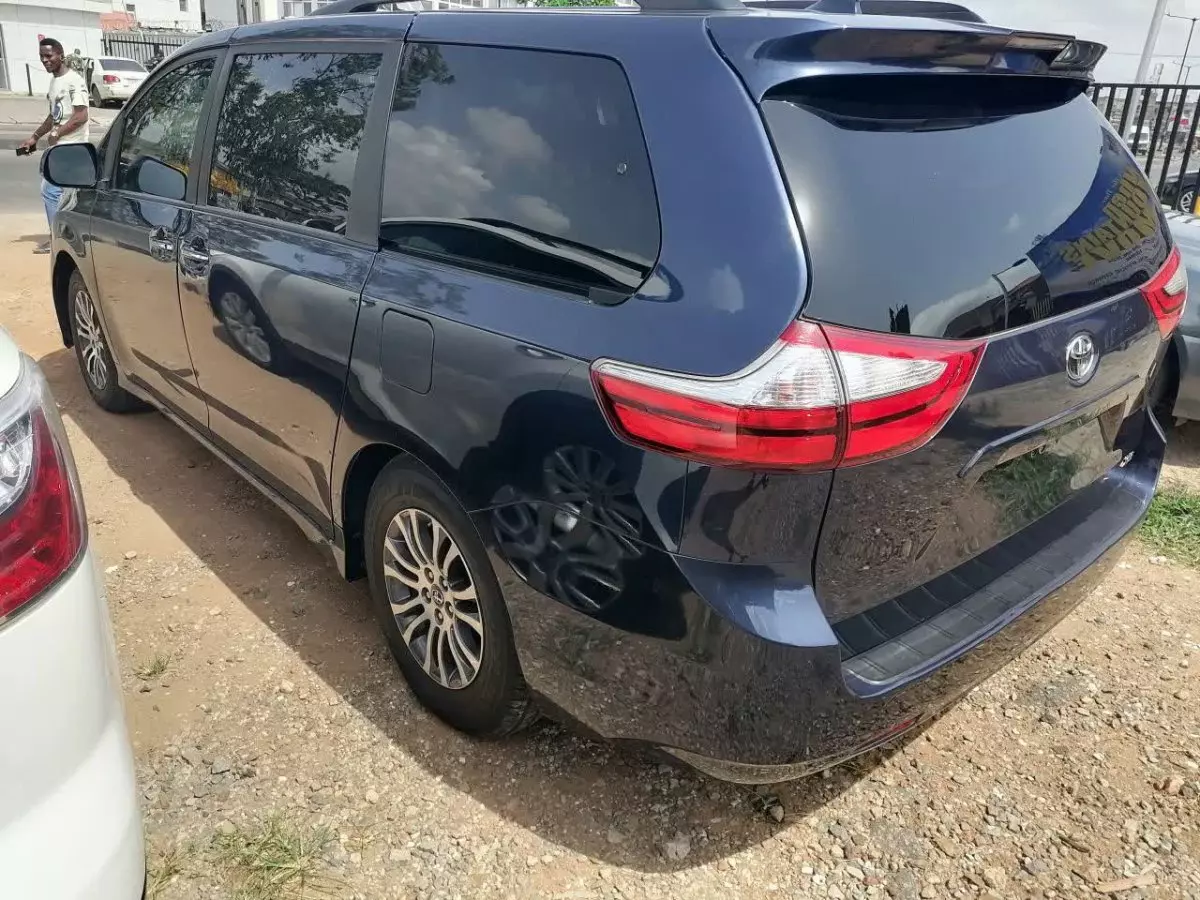 car Right Back