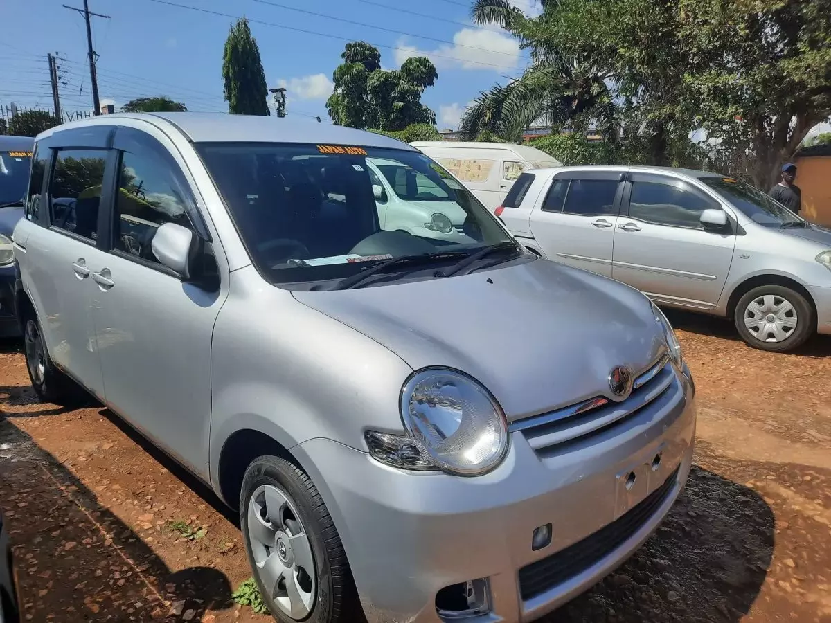 Toyota Sienta - 2009