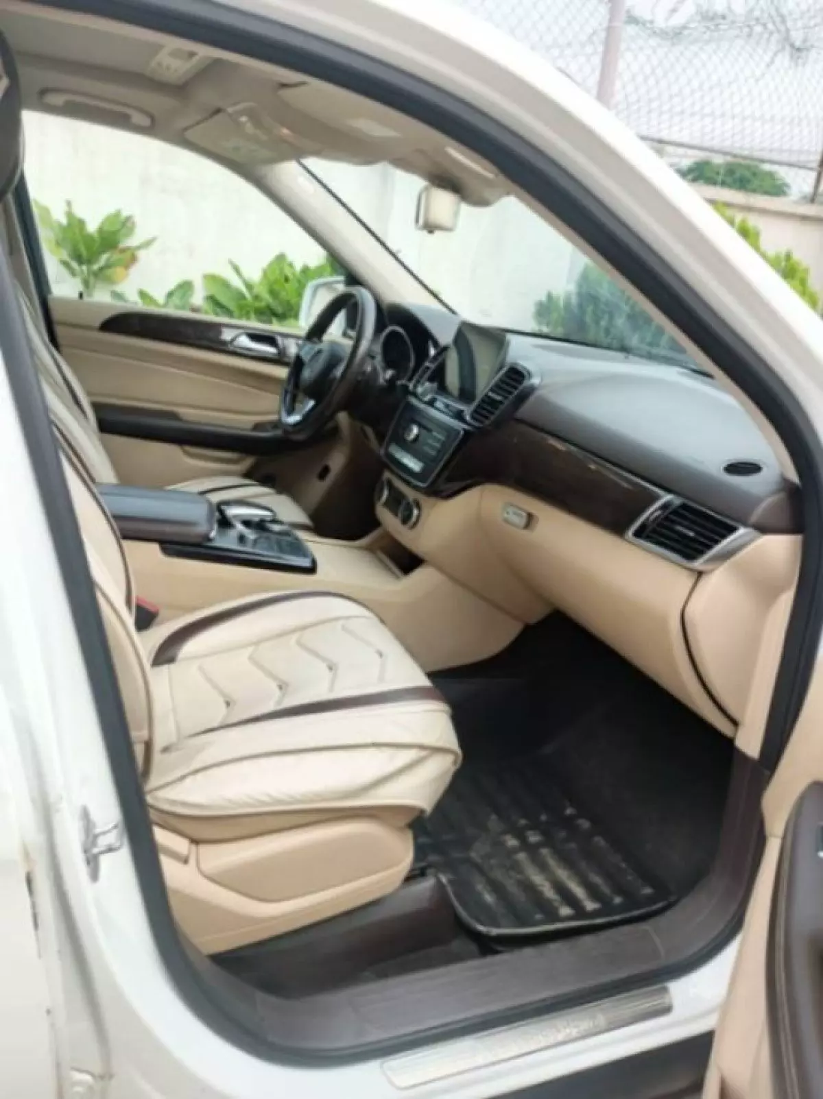 interiorFront