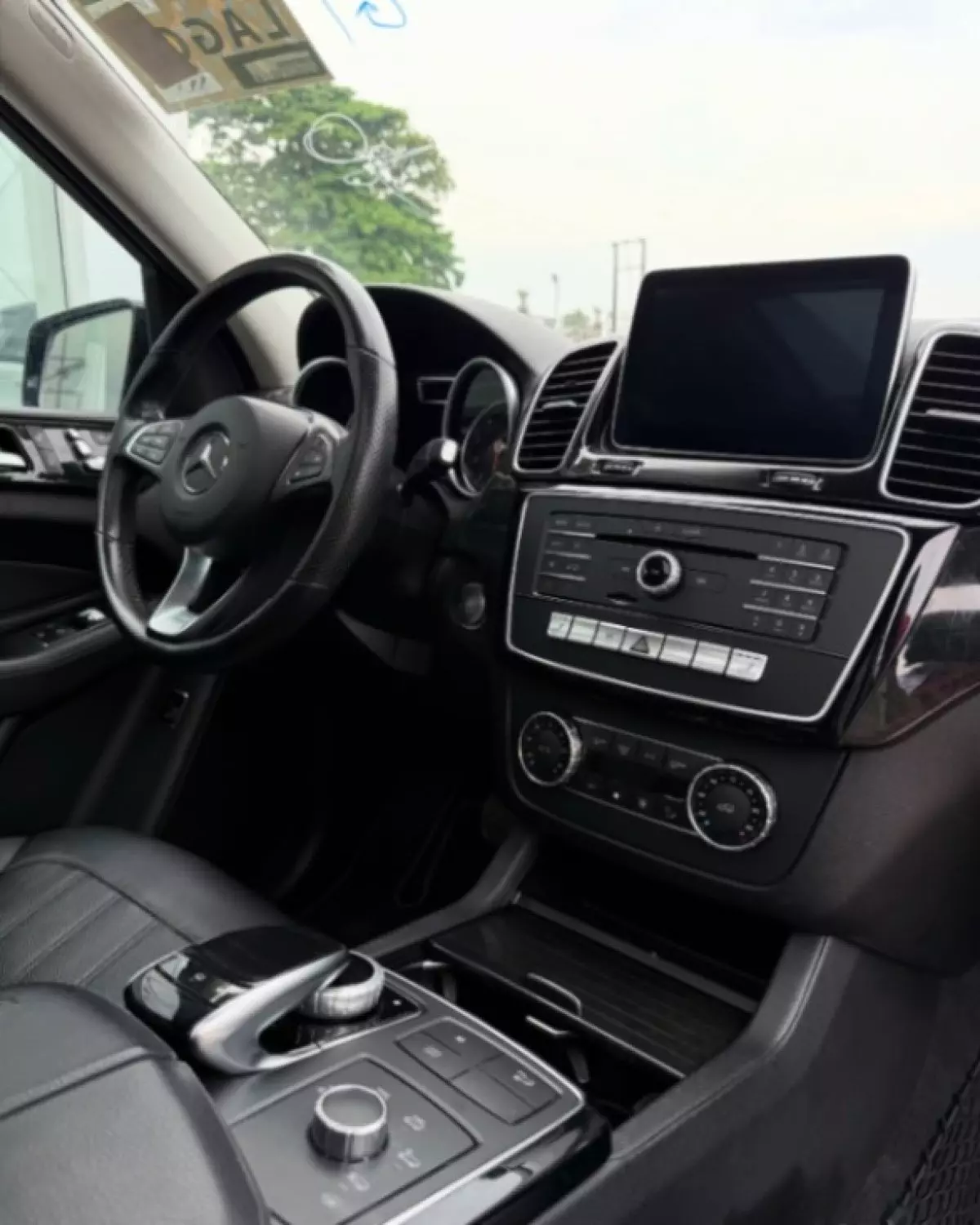 interiorFront
