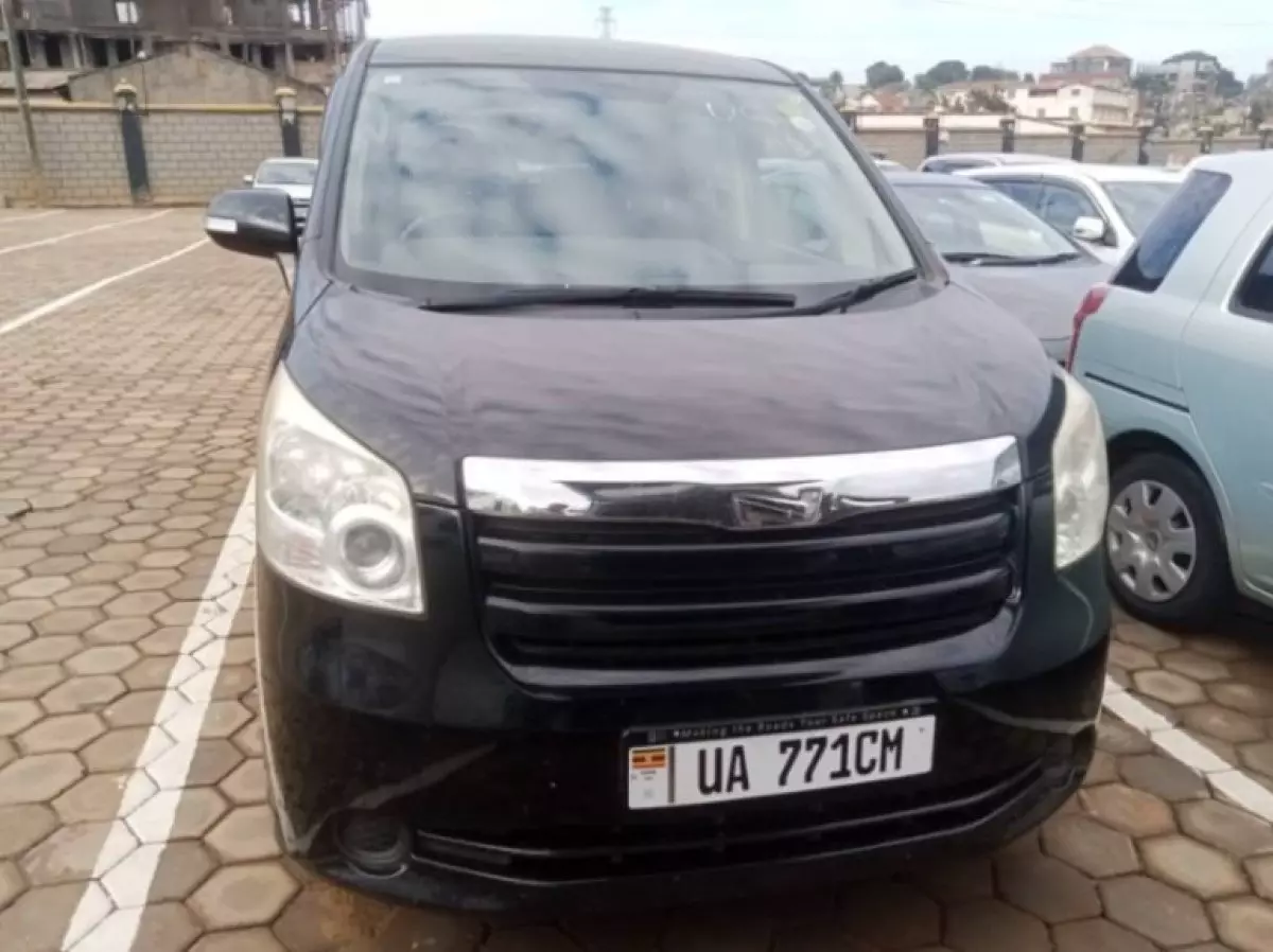 Toyota Noah   - 2010