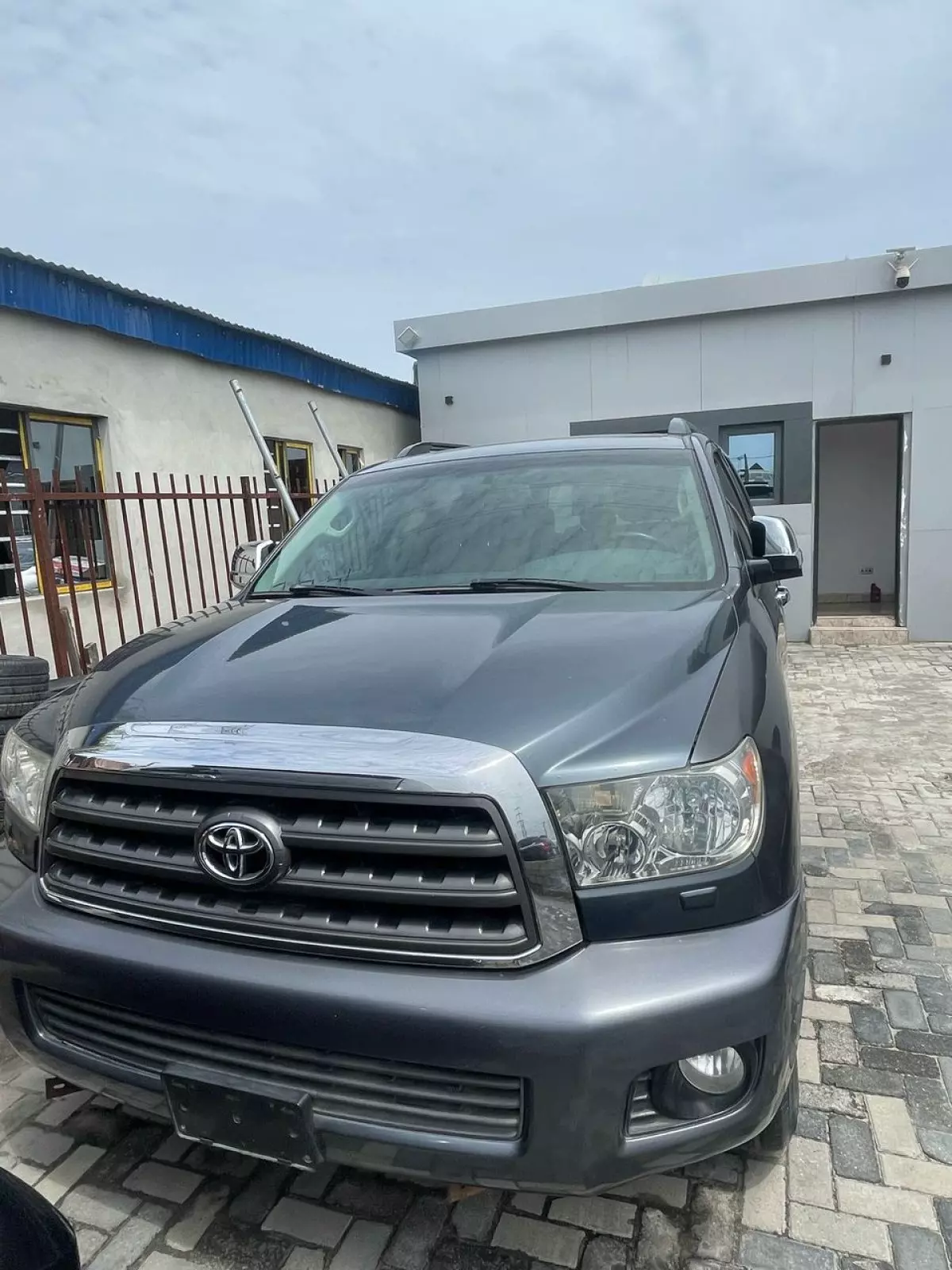 Toyota Sequoia - 2010