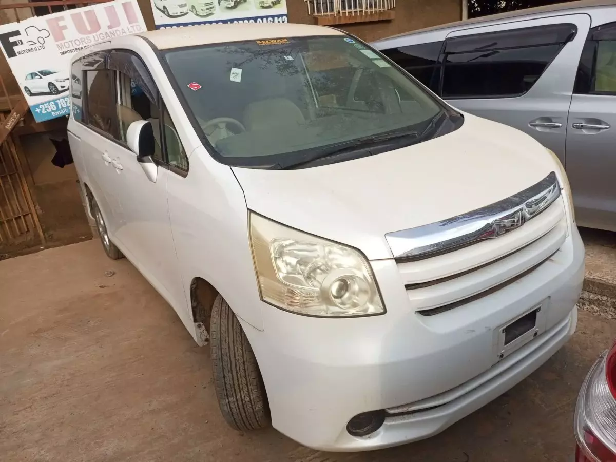 Toyota Noah - 2009