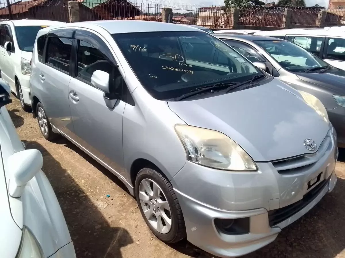 Toyota Passo Sette - 2009
