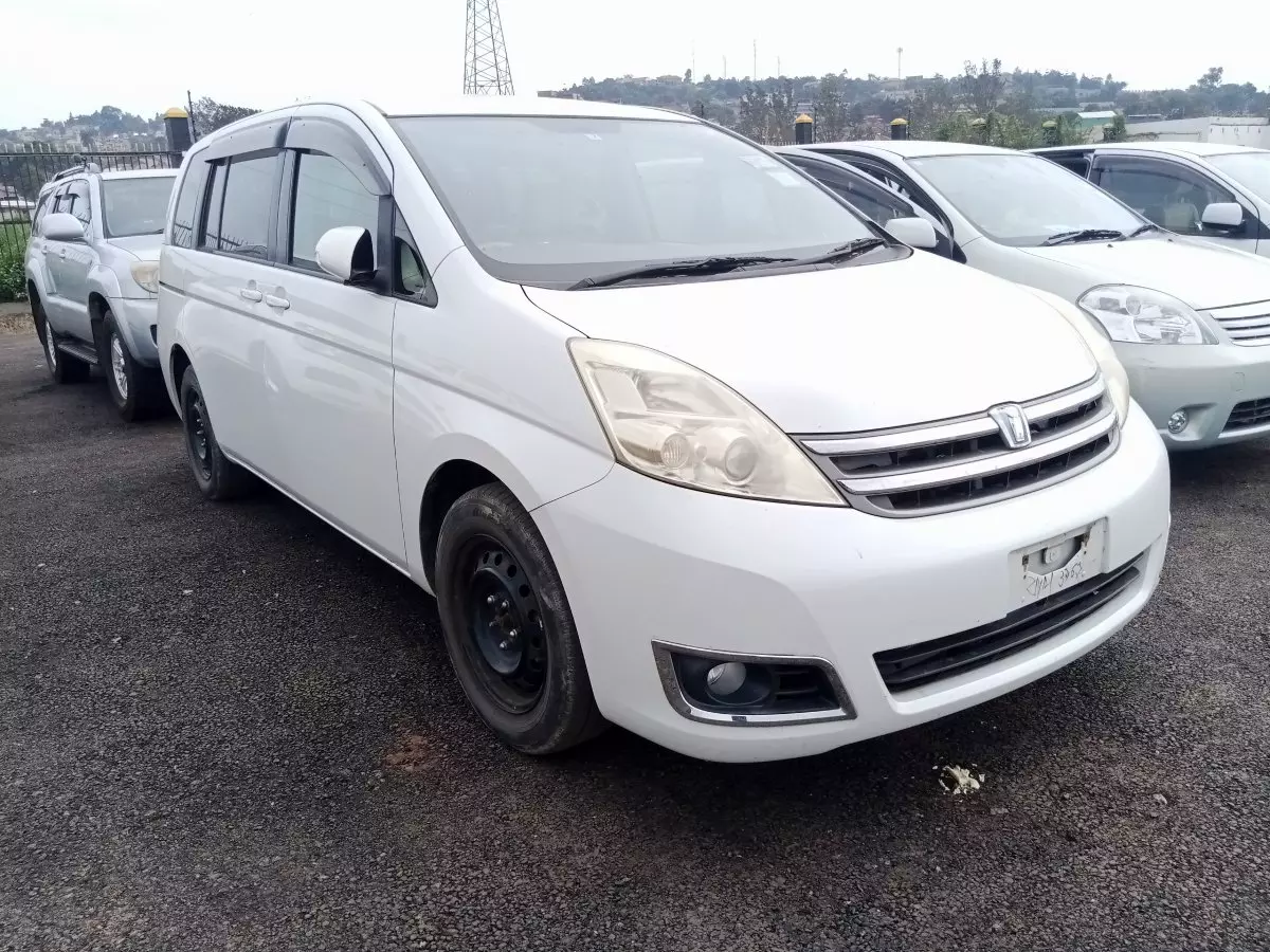 Toyota Isis  - 2009