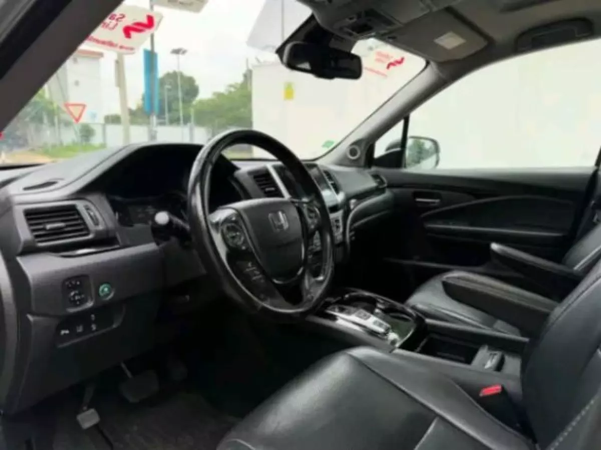 interiorFront