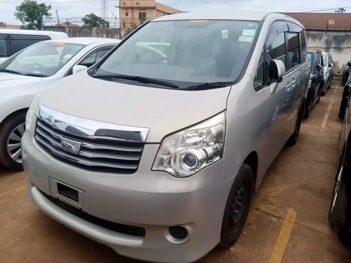 Toyota Noah - 2012