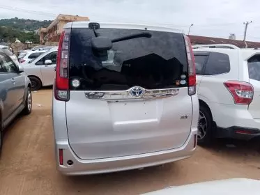 Toyota Noah Hybrid
