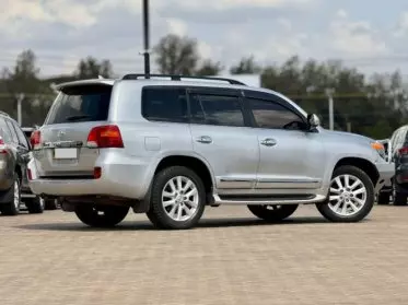 Toyota Land Cruiser V8