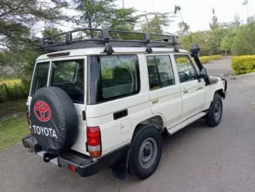 Toyota Land Cruiser 76 hard Top (9 Seater)