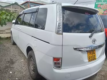 Toyota Isis 
