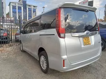 Toyota Noah Hybrid