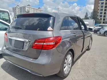 Mercedes-Benz B 180