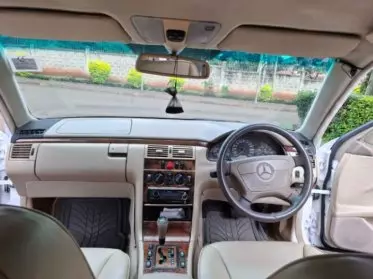Mercedes-Benz E 240