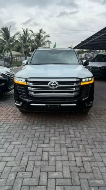 Toyota  Land Cruiser VXR V8