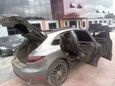 PORSCHE Macan