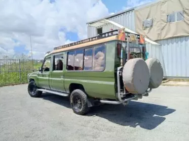 Toyota Land Cruiser 76 hard Top (9 Seater)