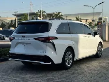 Toyota Sienta Hybrid 