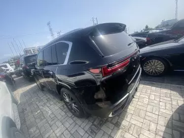 Lexus LX 600
