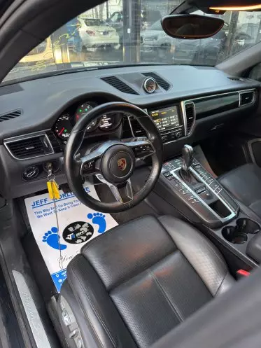 PORSCHE Macan