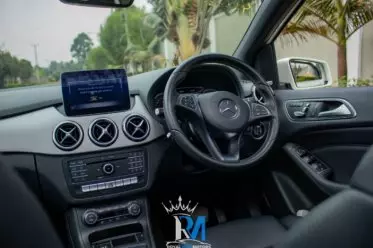 Mercedes-Benz B 180