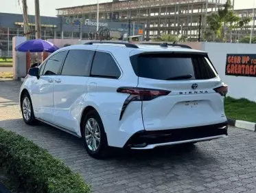 Toyota Sienta Hybrid 
