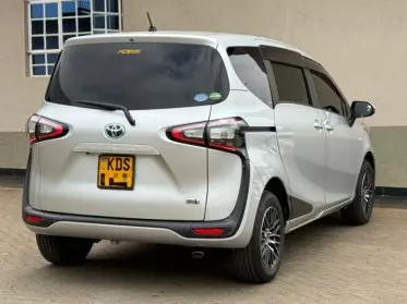 Toyota Sienta Hybrid 