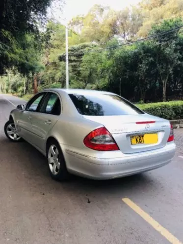 Mercedes-Benz E200