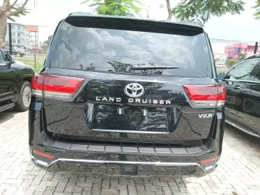 Toyota  Land Cruiser VXR V8