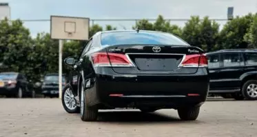 Toyota Crown Royal saloon