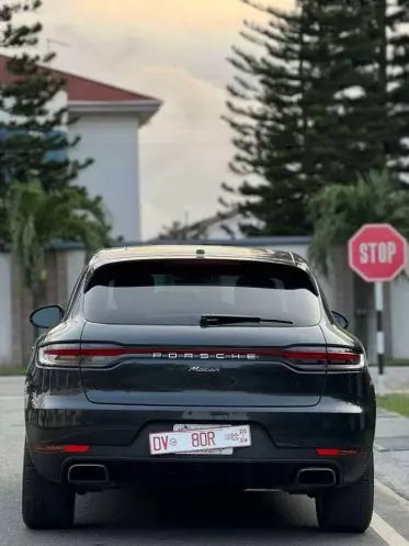PORSCHE Macan