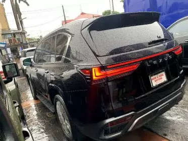 Lexus LX 600