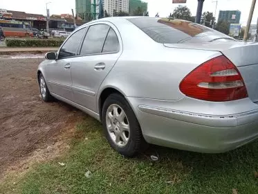 Mercedes-Benz E200