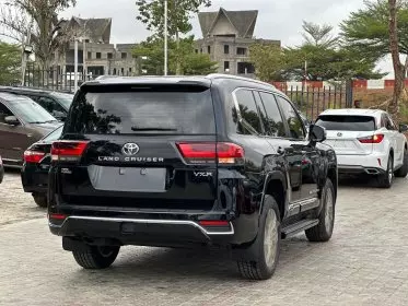 Toyota  Land Cruiser VXR V8